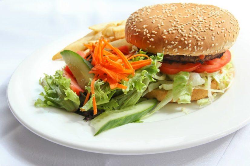 Hamburgeru dodajte veliku porciju salate - Avaz
