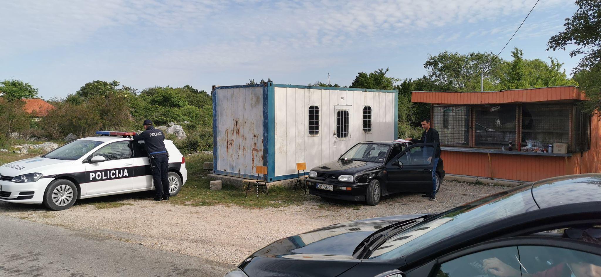 Dezinfekcija automobila na ulazu u Neum - Avaz