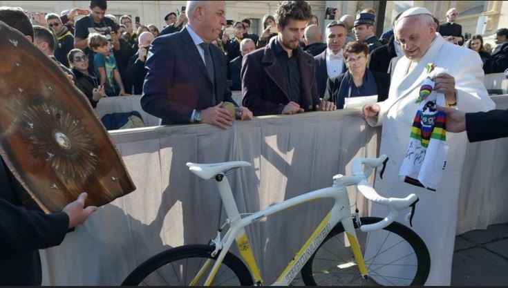 Papa Franjo poklonio bicikl koji je dobio od svjetskog prvaka