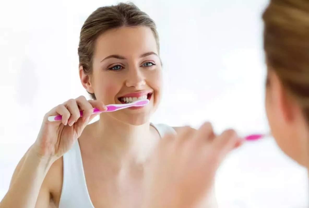 Šta je pravilno: Smočiti četkicu za zube prije stavljanja paste ili ne smočiti