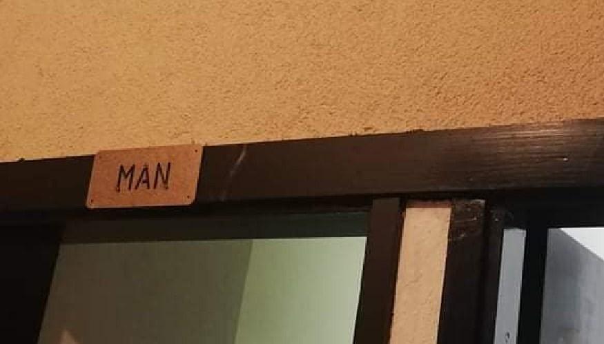 Muški WC označen je natpisom "man" - Avaz