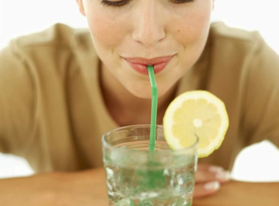 Stručnjaci savjetuju da pijete vodu s limunom kroz slamku - Avaz