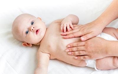 Pomozite bebi masažom stomačića - Avaz
