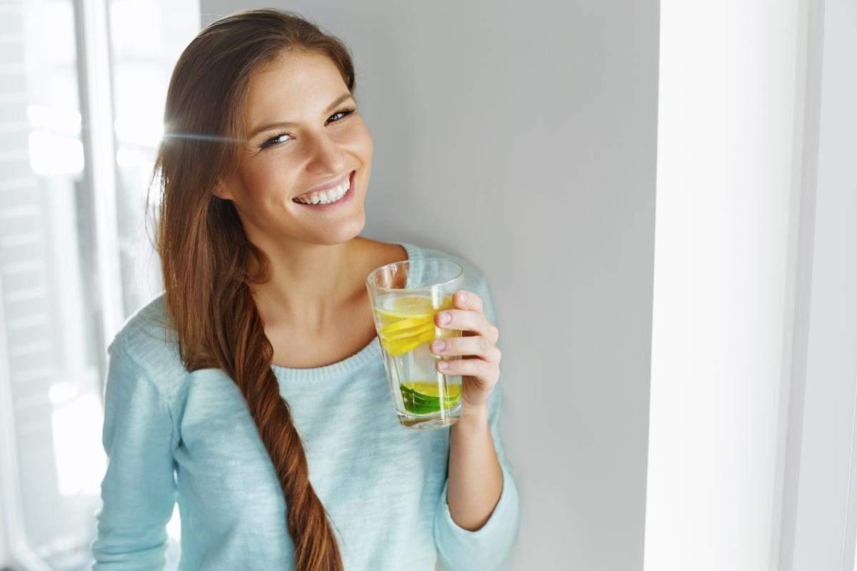 Obogatite vodu svježe cijeđenim limunovim sokom - Avaz