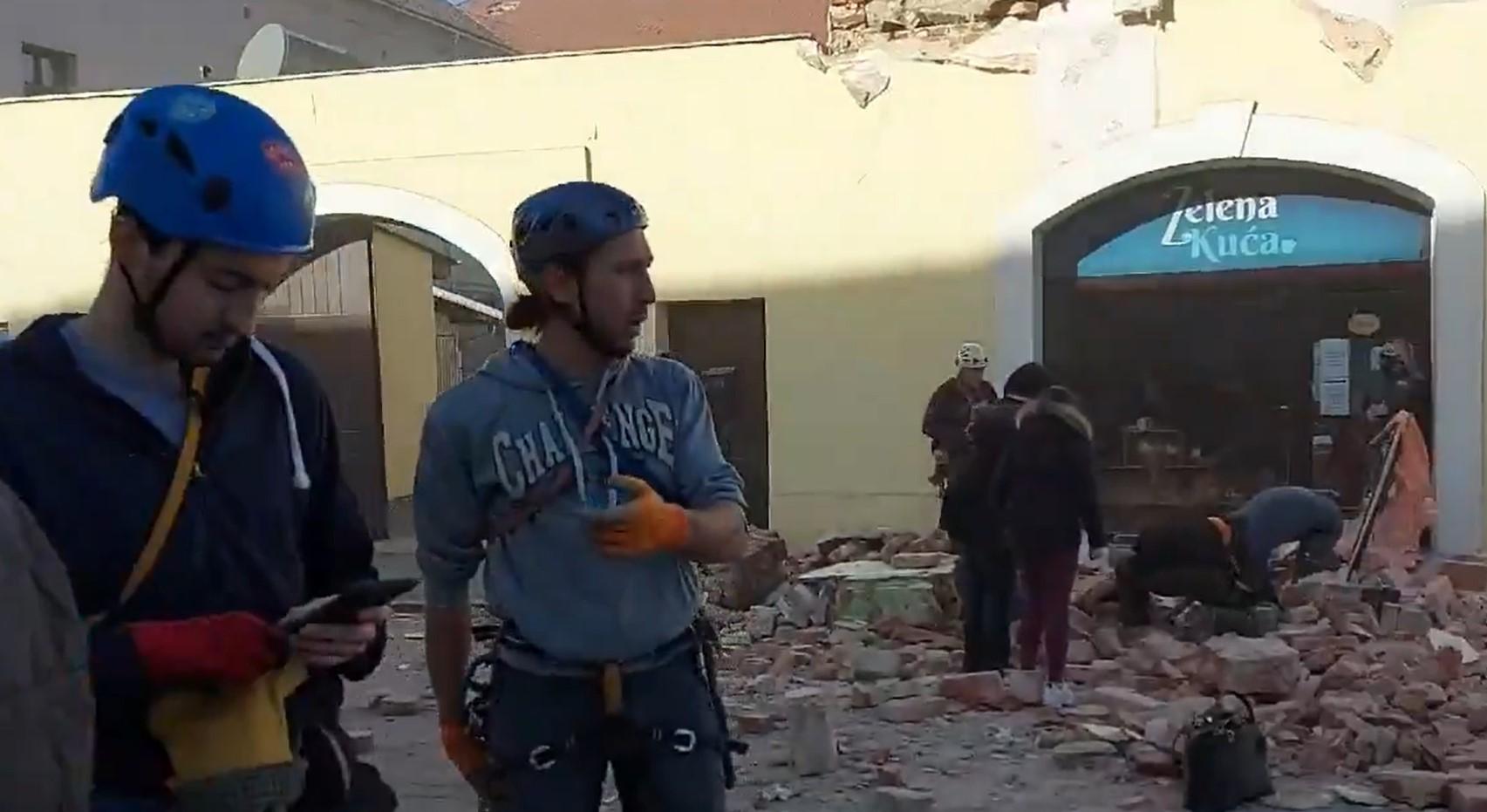 Timovi hrvatskog Crvenog križa pomažu povrijeđenima koji su izvučeni iz ruševina