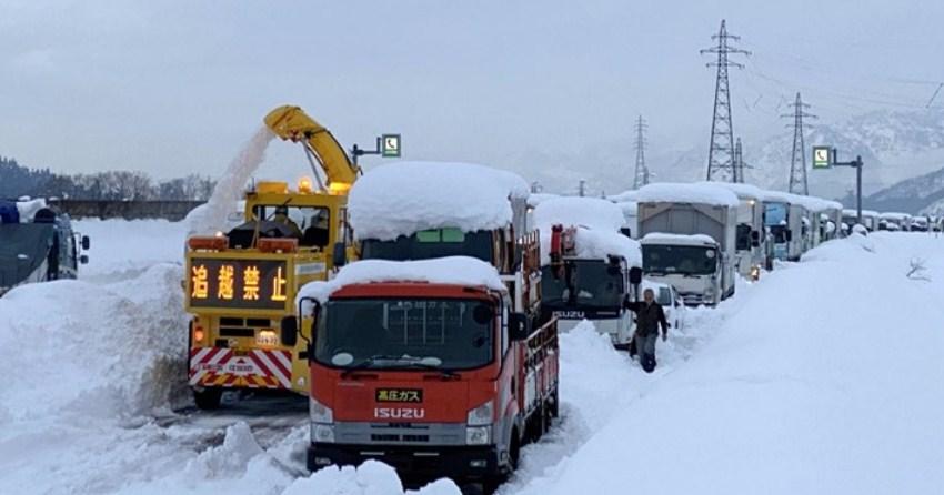 U Japanu osmero mrtvih zbog obilnog snijega, stotine automobila zapelo na autocesti