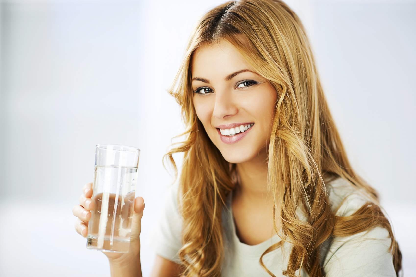 Savjeti stručnjaka su da pijete dvije čaše vode ujutro - Avaz