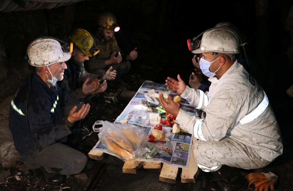 Turska: Prvi sehur u rudniku pod svjetlom s kaciga