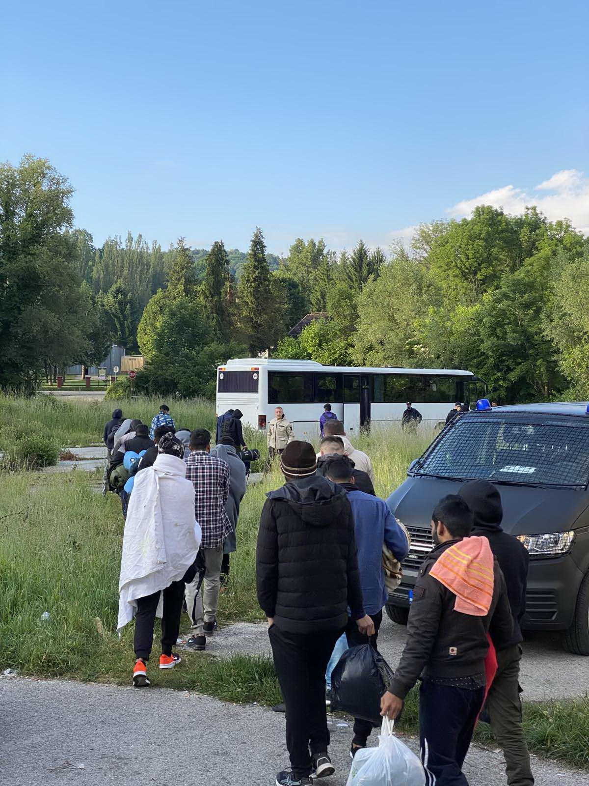 Sa četiri lokacije izmještena 62 migranta u kamp "Lipa"