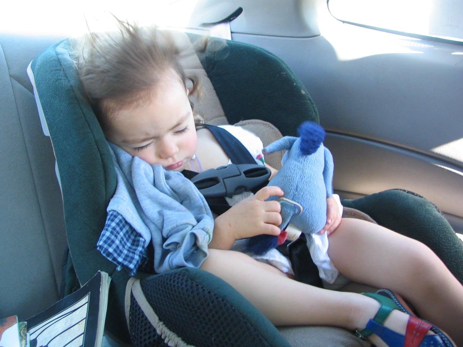 Nikada ne ostavljajte dijete samo u vozilu