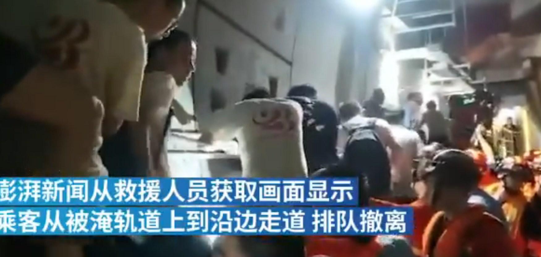 Pogledajte spašavanje ljudi iz poplavljenog voza u Kini