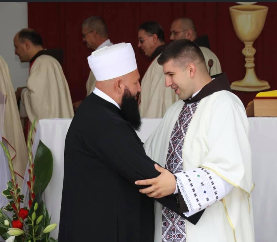 Imam Nihad Ahmetović prisustvovao misi fra Antonija Baketarića u Prozoru