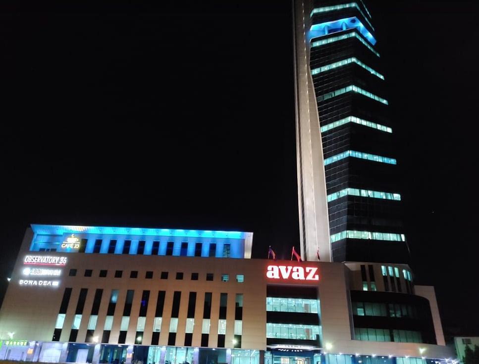 U znak solidarnosti s oboljelima od sindroma policističnih jajnika "Avaz Twist Tower" večeras u plavoj boji