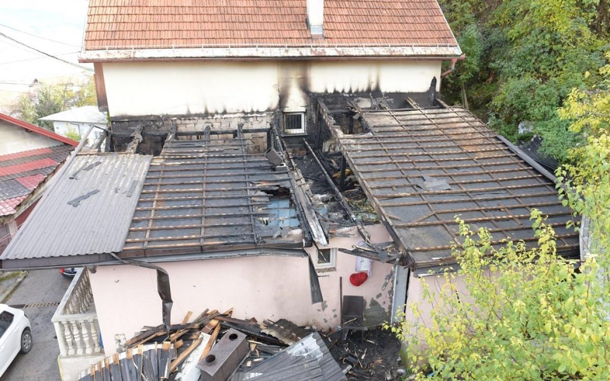 Vatra je progutala kuću: Općina Centar će pomoći samohranoj majci sa sedmero djece