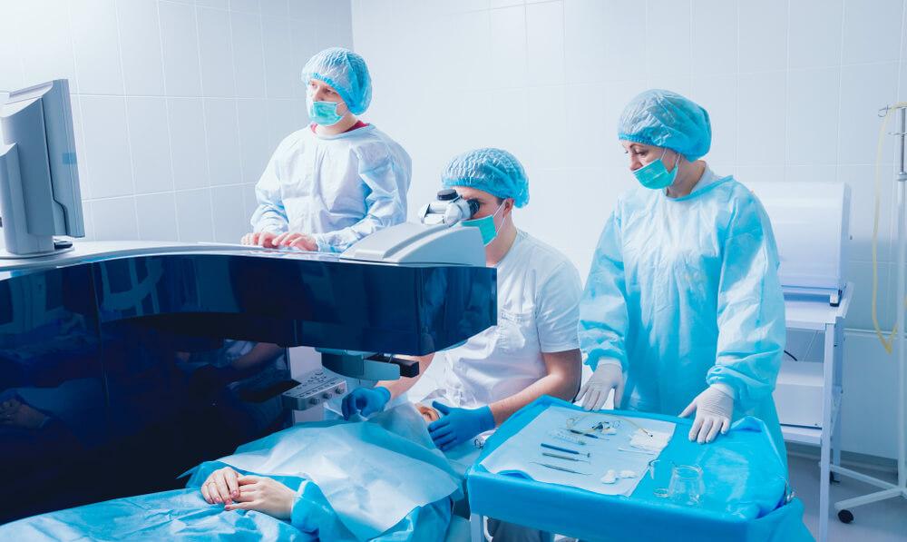 Operacija se izvodi u lokalnoj anesteziji kapima - Avaz