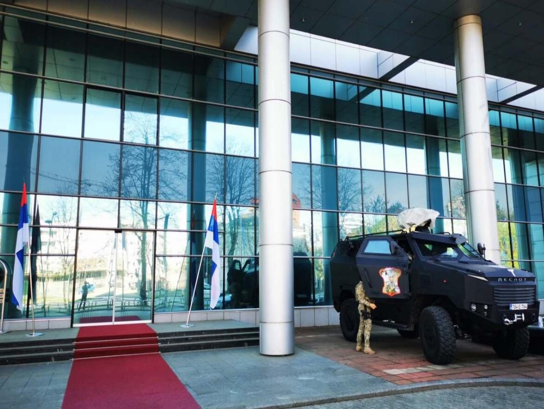 Pojačana sigurnost Milorada Dodika: Oklopna vozila ispred zgrade Vlade RS