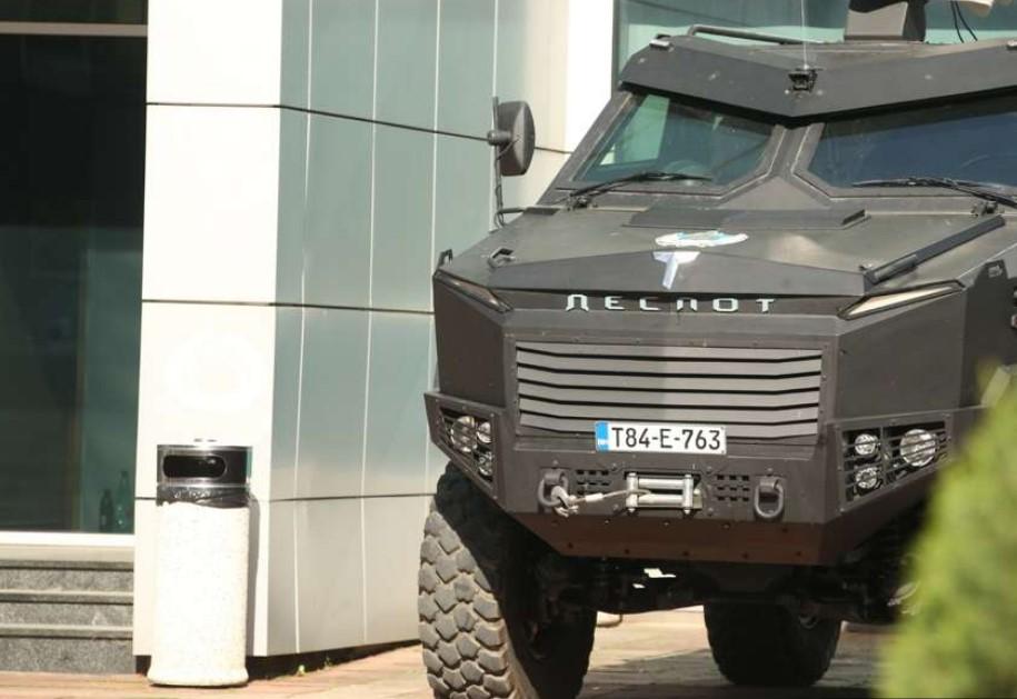 Oklopno vozilo u dvorištu porodice Dodik: Policija patrolira ulicama