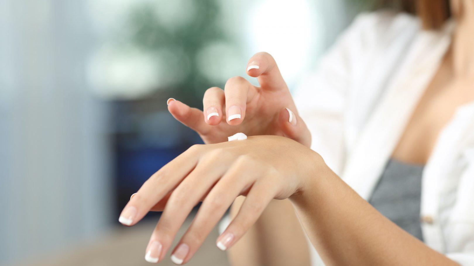 Zaboravite na skupu kozmetiku i tretmane: Namirnica iz kuhinje podmladit će kožu na rukama