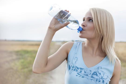 Stručnjaci ne preporučuju da se voda pije iz plastične flaše - Avaz