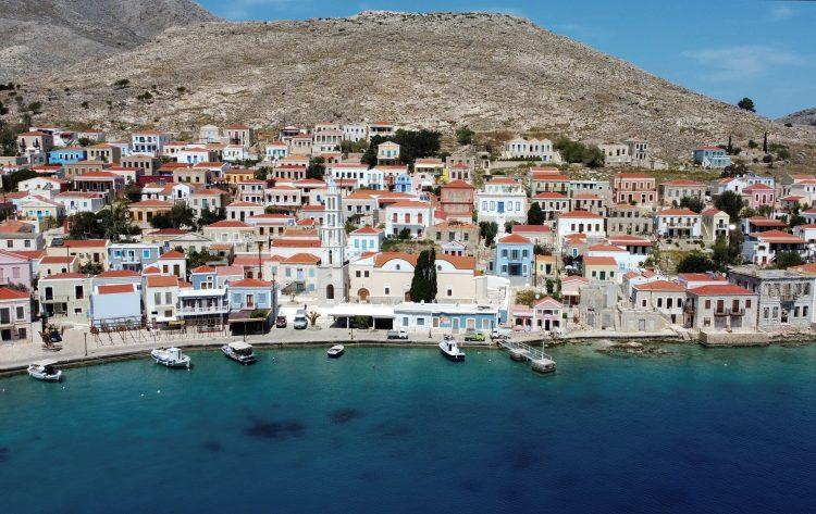 Plaža u Grčkoj ima ponudu o kojoj svi pričaju: Suncobran, ležaljka, kafa i jedna krofna koštaju samo četiri eura