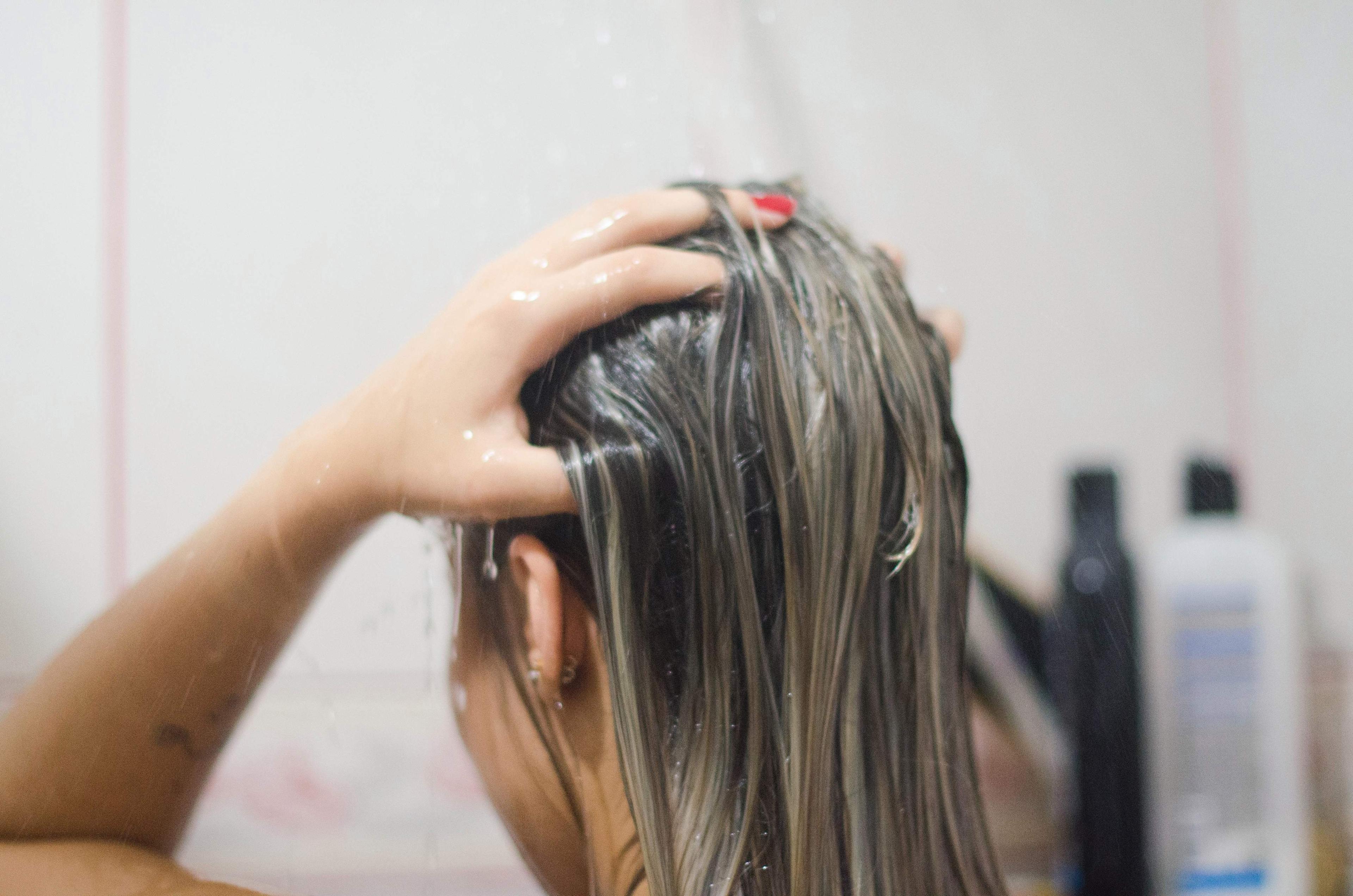 Vezanje mokre kose izaziva oštećenje - Avaz