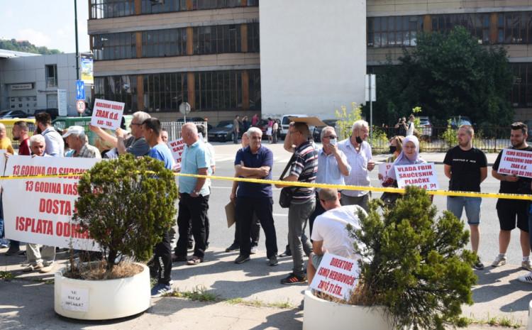 Radnici sa ranije održanih protesta ispred zgrade Vlade FBiH - Avaz