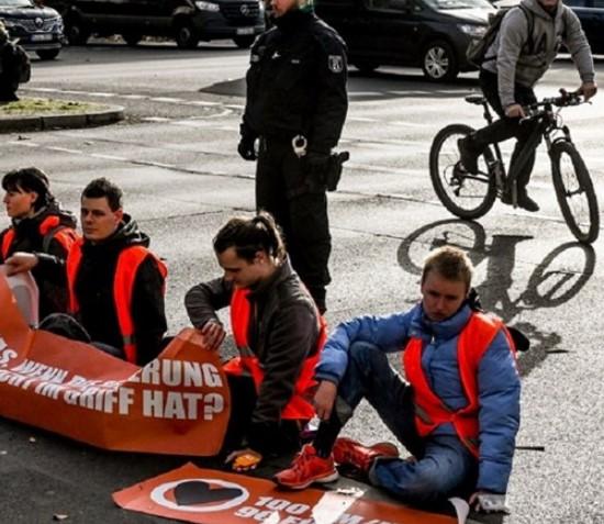 Klimatski aktivisti blokirali Berlin: Pojedinci se zalijepili za cestu, drugi se tuku s vozačima