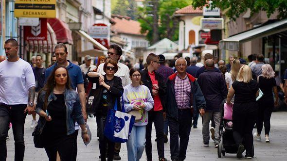 Sarajlije i turisti na ulicama Sarajeva - Avaz