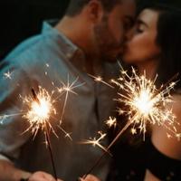 Otkud dolazi tradicija novogodišnjeg poljupca u ponoć: Evo šta on zapravo znači