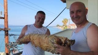 Srbijanac krenuo u Grčku na more i ponio čitavo janjeće pečenje: "Paradajz turista, viši nivo"