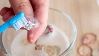 Kako očistiti nakit, a da ga ne oštetite