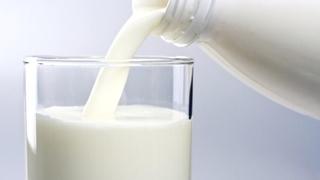 Ove dvije vrste mlijeka goje, a svi ih smatraju zdravim: Izbjegavajte ih ako želite smršavjeti