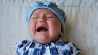 Zašto bebe plaču i kako im pomoći?