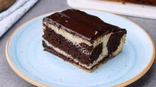 Crno-bijeli kolač preliven čokoladom