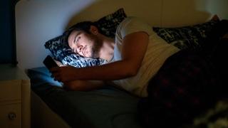 Izlaganje vještačkom svjetlu prije spavanja uništava spermatozoide: Telefone ostavite van spavaće sobe