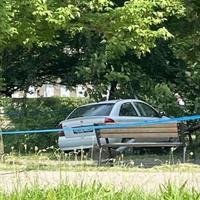 Vozač automobila udario u stub u Zenici, pa sletio u park: Sumnja se da je imao infarkt