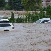 U bujičnim poplavama u Omanu stradalo 17 osoba
