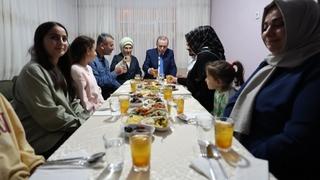Nastavljena tradicija: Erdoan sa suprugom Emine iftario kod turske porodice u Ankar