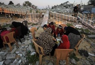 Ramazan u Gazi: Palestinci iftare na ruševinama svojih domova