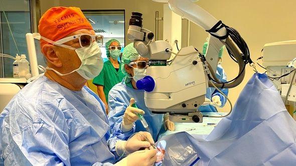 Dr. Gabrić na jednoj od operacija - Avaz