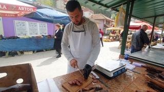 Video / Reporter "Avaza" na pijaci u Varešu: Harun iz Visokog prodaje suho meso, dva štanda od njega brushalteri i gaće