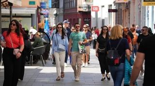Vikend u Sarajevu: Šetači uživaju u suncu i toplom vremenu