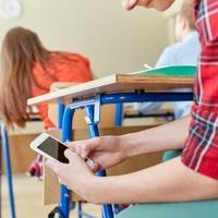 Velika Britanija će zabraniti učenicima korištenje mobilnih telefona u školama