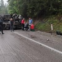 Teška nesreća kod Olova: Prevrnulo se teretno vozilo, ima povrijeđenih, saobraćaj potpuno obustavljen