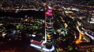 "Avaz Twist Tower" osvijetljen crvenom bojom povodom Valentinova