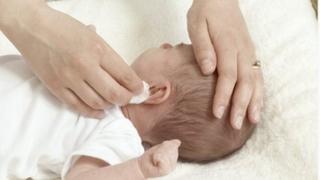 Treba li bebi čistiti uši: Stručnjaci kažu da, ali ne na način na koji to činite sebi