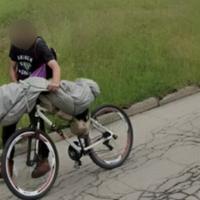 Prizor s Google Street Viewa postao viralan: Je li to on na biciklu prevozi leš