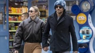 Glumac i manekenka prošetali Londonom držeći se za ruke: Kuper i Hadid potvrdili vezu