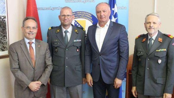 Minister of Defense of Bosnia and Herzegovina, Zukan Helez, received the Ambassador of the Swiss Confederation to BiH - Avaz