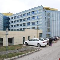 Agonija najtežih bolesnika u UKC-u Tuzla: Pacijenti umiru, uređaja za zračenje i dalje nema